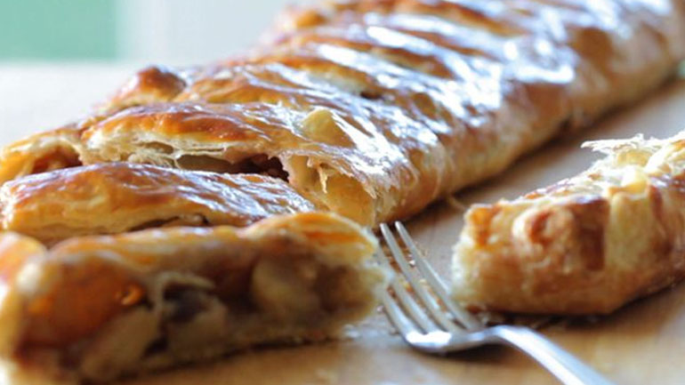 Ρολό σφολιάτας με κρέμα και μαρμελάδα δαμάσκηνο